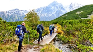V rakúskych Alpách zomrela mladá turistka, chcela sa odfotiť. Záchranári pomáhali aj 64- ročnému Slovákovi