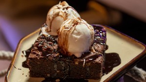 Toto brownie si zamiluje každý: Jednoduchý víkendový recept, ktorý sa topí v čokoláde!