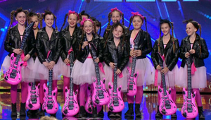 Rozkošné tanečnice v kožených bundách s ružovými gitarami odchádzali s piskotom