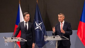 Šéf NATO na návšteve v Česku: Zvýši krajina výdavky na obranu?