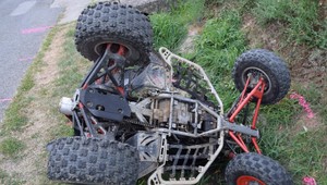 Vodič bez prilby skončil po nehode zakliesnený pod štvorkolkou