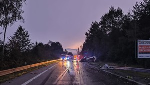 Pri vážnej dopravnej nehode sa zranili dvaja vodiči. Cesta je opäť prejazdná