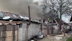 V rómskej osade na Záhorí horelo niekoľko domov. Hasičom pomáhali aj miestni