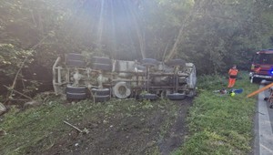 Ranná nehoda pri Snine: Prevrátený domiešavač zablokoval cestu