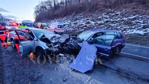 Smrť na zadnom sedadle: Čelnú zrážku neprežila staršia žena