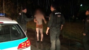 Noc s policajtami. Mladík bežal cez námestie v trenkách