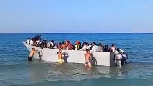 Dráma na pláži: Ľudia sa snažili loď s migrantmi odstrčiť späť do mora