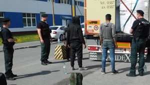 Policajti objavili v kamióne vo Zvolene migrantov