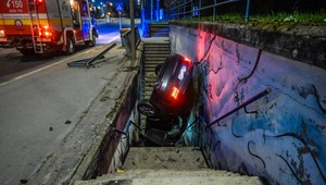 Auto prerazilo zábradlie a spadlo do podchodu pre chodcov. Šoféroval príslušník policajnej inšpekcie