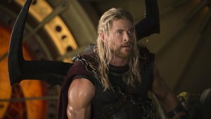 Chris Hemsworth pre svoju postavu vo filme Avengers: Endgame naozaj trpel: Takto naňho navliekali 30-kilový kostým!