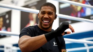 Joshua rozoslal pozvánky na zápas. Nechýba Obama či Beyonce