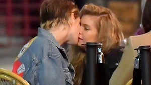 Slávne lesbičky sa vášnivo bozkávali na verejnosti