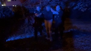 Vytiahol nôž a dobodal suseda. Nahého útočníka zadržali policajti