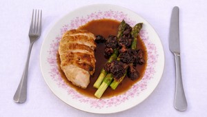 Kukuričné kura so špargľou, smrčkami a pečenou plnkou