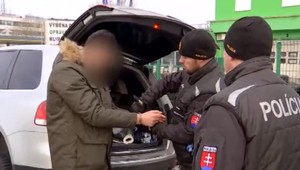 Policajti v Komárne zadržali v aute 7 migrantov. Vodičom mal byť podľa informácií TV JOJ expolicajt z Ukrajiny