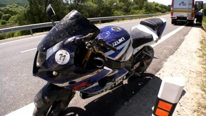 Auto narazilo do motorky, na ktorej sedel mladý záchranár. Vodiča rozptýlil ovad