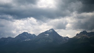 Orkán v Tatrách: Silný vietor láme stromy aj vedenia, výpadky hlásia viaceré obce