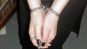 Zotnú im hlavy za sexuálne zneužívanie dievčaťa