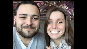 Svadobnú večeru rozdala bezdomovcom. Na medové týždne odišla s matkou