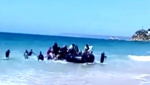 Čln s migrantmi sa vylodil priamo na pláži medzi rekreantmi