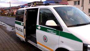 Veľká policajná akcia. Desiatky policajtov zasahujú v obci