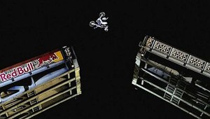 Austrálčan ako prvý na svete preskočil na motorke most Tower Bridge