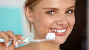 Ďakujme vedcom. Inak by sme si zuby stále čistili prasacími štetinami