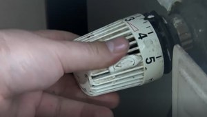Ceny energií donútili správcu bytov obmedziť teplú vodu a kúrenie. Nie všetkým sa to páči