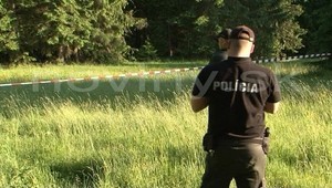 V lese našli telo mŕtvej ženy, zrejme ju zavraždili