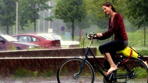 Leje ako z krhly. A cez víkend sa počasie nezlepší...