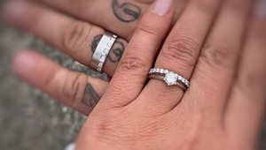 Čerstvý celebritný ženáč ukázal obrúčky