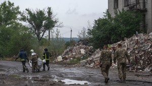 ONLINE: Počet obetí ruského útoku na bytovku v Doneckej oblasti stále stúpa