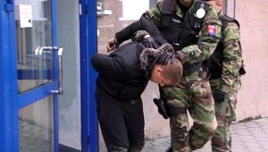 Podpálené autá na polícii. Mladík (18) zametal stopy