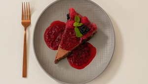 Kakaový korpus s mascarpone, malinami a malinové pyré