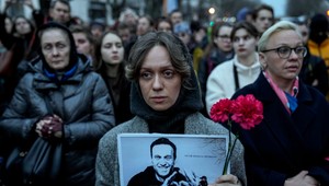 Z piety Navaľného do rúk polície. V Rusku zatkli vyše 130 ľudí