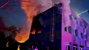 Útok na zbrojovku v Pardubiciach: Súd poslal do väzby ďalšieho obvineného