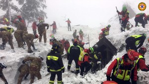 Počet obetí lavíny v Taliansku stúpol na šestnásť, 13 ľudí je nezvestných