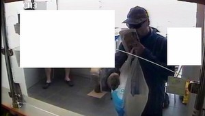 Streľba v Bratislave. Tento maskovaný muž prepadol stávkovú kanceláriu