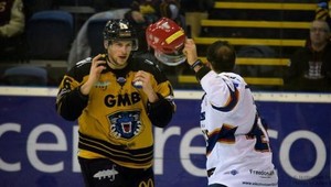 Hokejistovi preplo! Pred bitkou hodil súperovi prilbu do hlavy