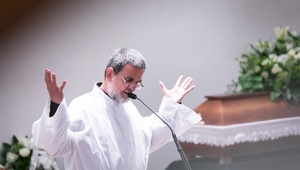 Viete koľko zarábajú farári? Ich základné platy sa zvýšili