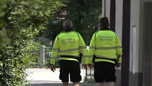 Varila džem a za oknom šľahali plamene. Podpaľač mal pri sebe mamu