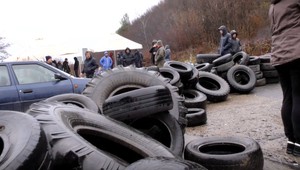 Pred ukrajinskou hranicou zablokovali cestu. Ľudia protestujú, za autá platiť nechcú