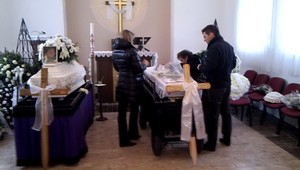 Alicka (†12) a Simonka (†12): Pohreb obetí šialeného vodiča (19)