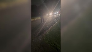 Policajt prišiel riešiť krádež. Opitý bol tak, že sotva stál na nohách