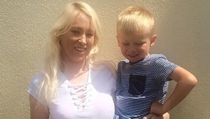 Dedko zobral vnúčika do kaderníctva: Keď ho matka zbadala, neverila vlastným očiam