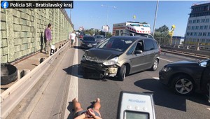 Vypil si a na diaľnici nabúral. Po nehode šoféroval ďalej aj s deťmi v aute