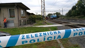 Vykoľajený vlak paralyzoval dopravu. Doteraz sa podarilo sprejazdniť jednu koľaj