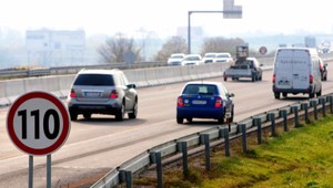 Zásterky zachytávajú kamene a chránia čelné sklá, povinné ale nebudú