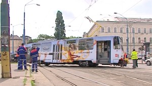 V Bratislave sa vykoľajila električka, jedna cestujúca sa zranila