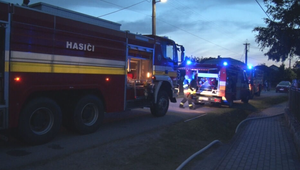 Plamene pohltili dielňu aj dom. Obyvatelia bojovali s ohňom holými rukami